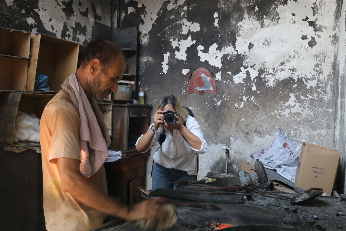 Sokak fotoğrafı tutkunu hemşire makinesini yanından ayırmıyor