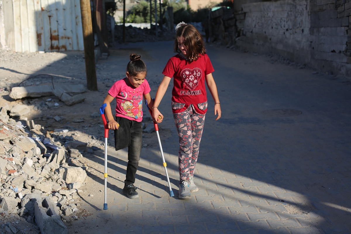 İsrail'in saldırısında bacağını kaybeden 9 yaşındaki Meral koltuk değnekleri olmadan oyun oynamak istiyor