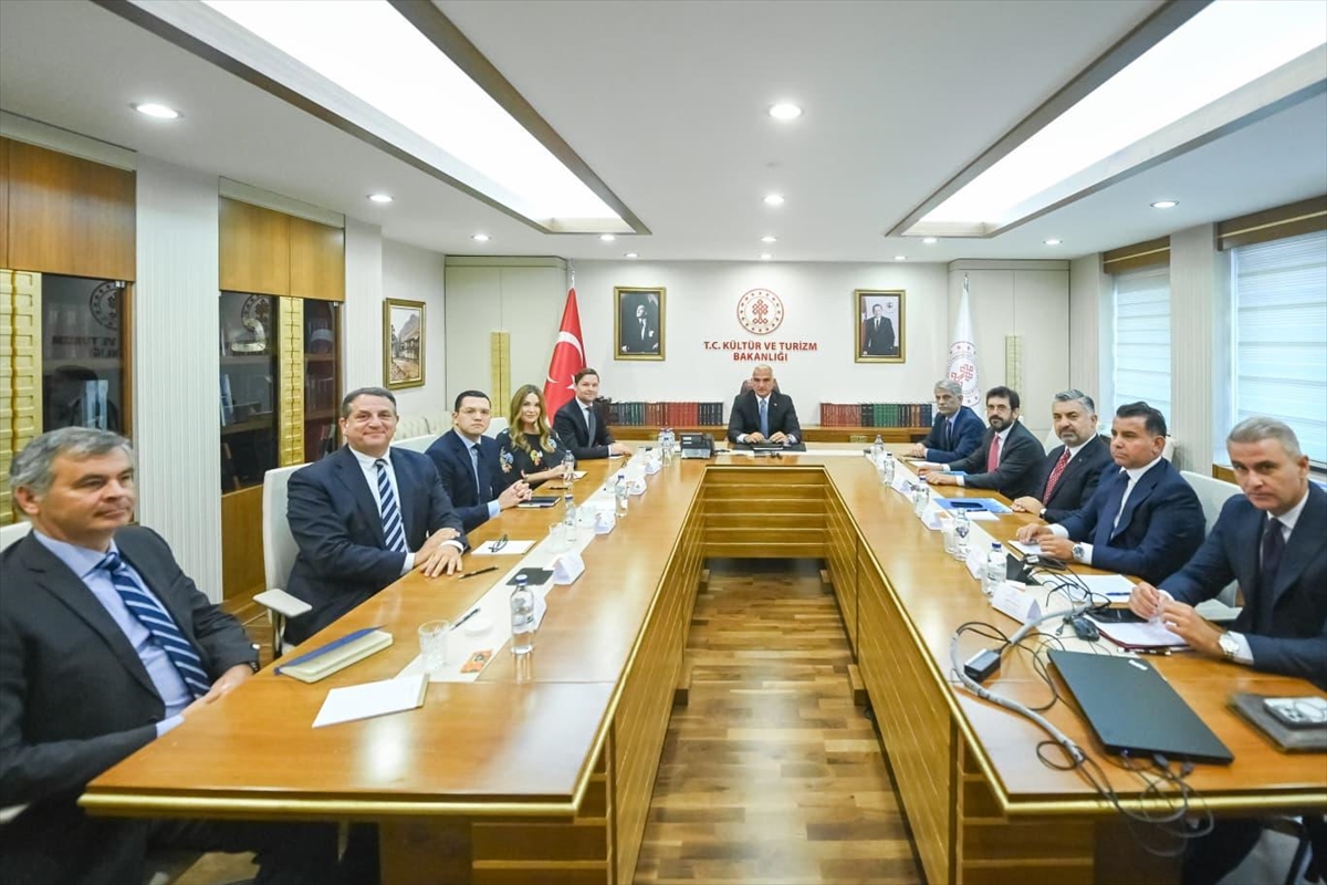 Bakan Ersoy, Spotify Türkiye ofisinin 2026'da İstanbul'da açılacağını bildirdi