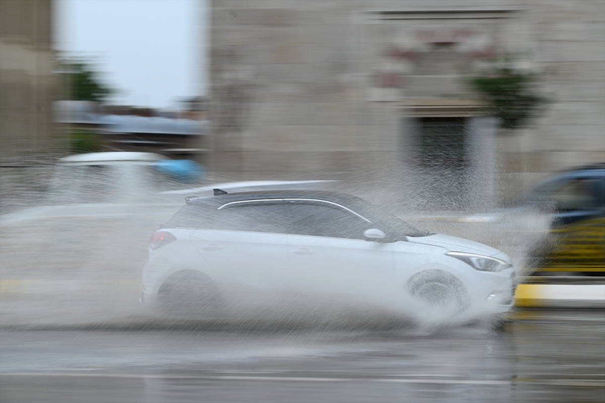 Edirne'de gök gürültülü sağanak etkili oldu