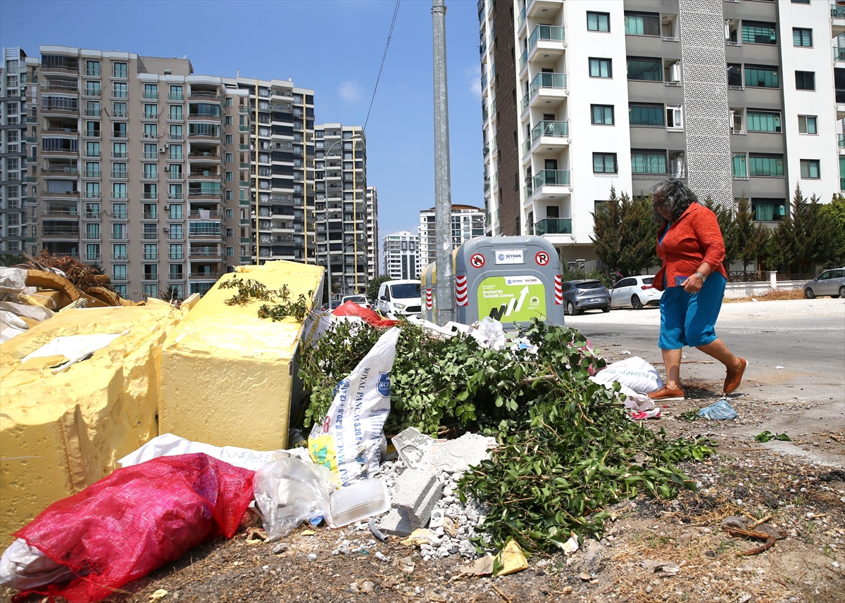 Adana Seyhan'da biriken çöpler kötü kokuya neden oluyor