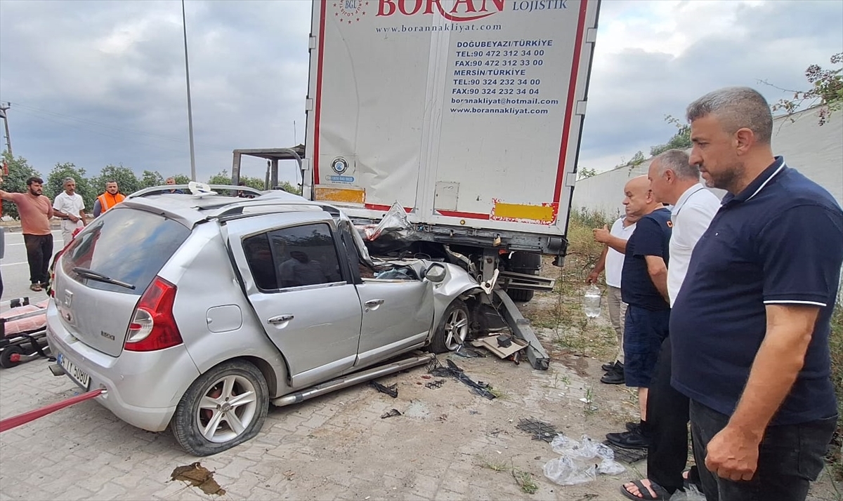 Samsun'da çekiciye bağlı römorka çarpan otomobildeki 2 kişi öldü, 2 kişi yaralandı