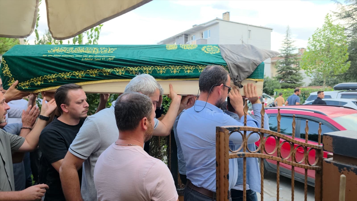 İnegöl’de havuzda fenalaşan ve hastanede hayatını kaybeden çocuğun cenazesi defnedildi