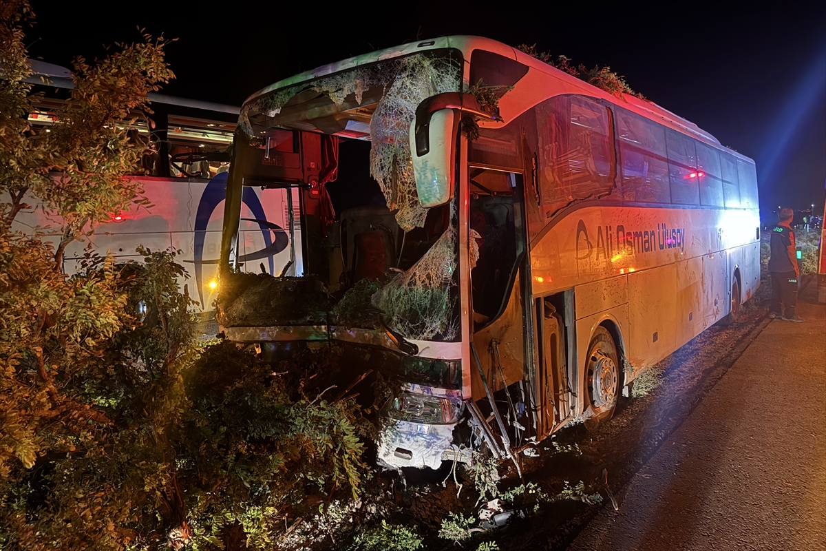 Kayseri'de yolcu otobüsünün orta refüjdeki ağaçlara çarptığı kazada 1 kişi öldü, 13 kişi yaralandı