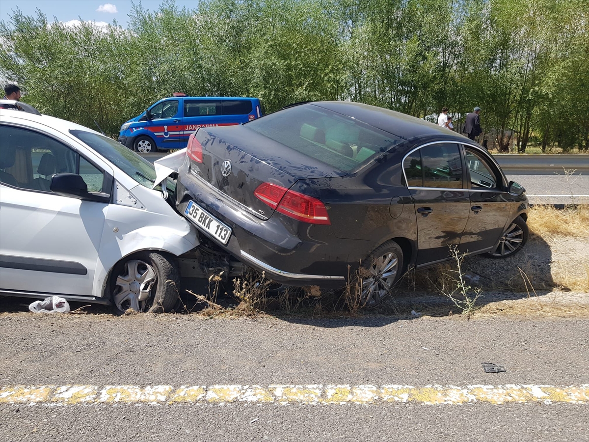 Ağrı'da İl Sağlık Müdürü Beşer ile 6 kişi trafik kazasında yaralandı