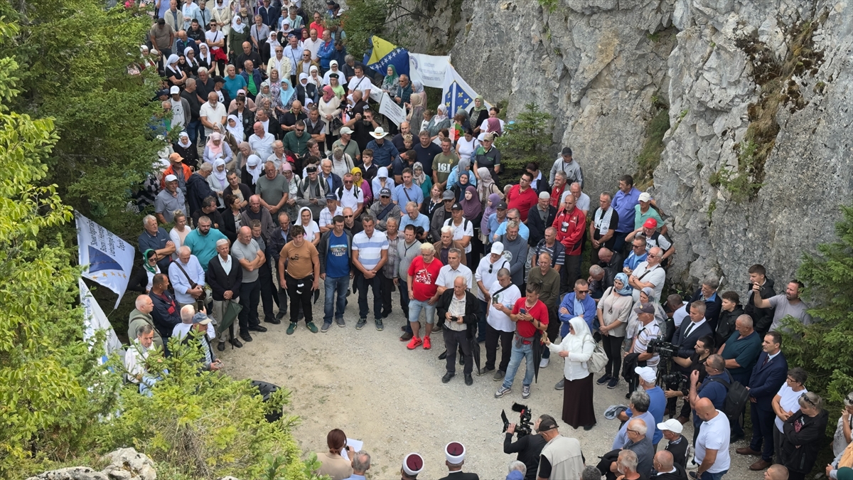 Bosna Hersek'teki savaşta 33 yıl önce kurşuna dizilen 224 sivil törenle anıldı