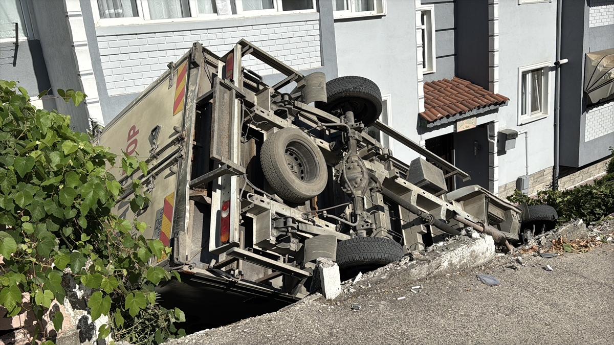Karabük'te park edildikten sonra hareket eden kamyonet apartmanın bahçesine düştü