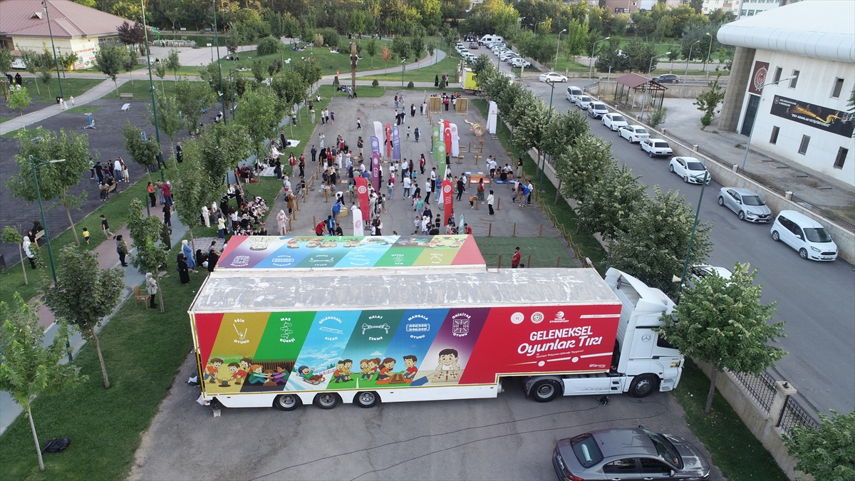 Geleneksel Oyunlar Tırı, Muş'ta çocuklarla buluştu