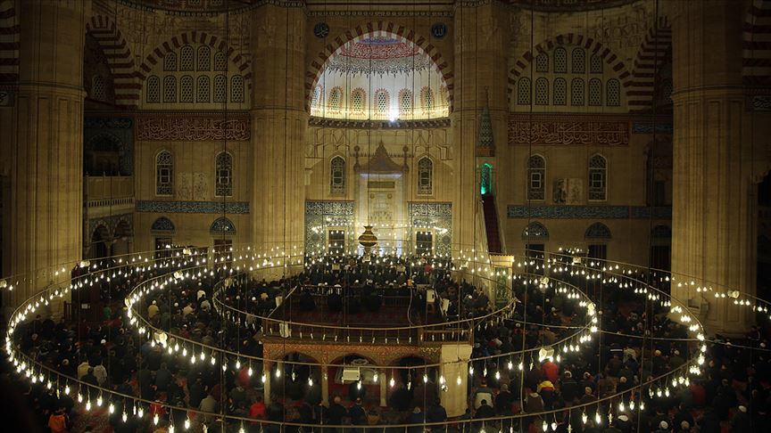 CUMA HUTBESİ : “İBADET; RUHA SEKİNET, TOPLUMA HUZUR VERİR“