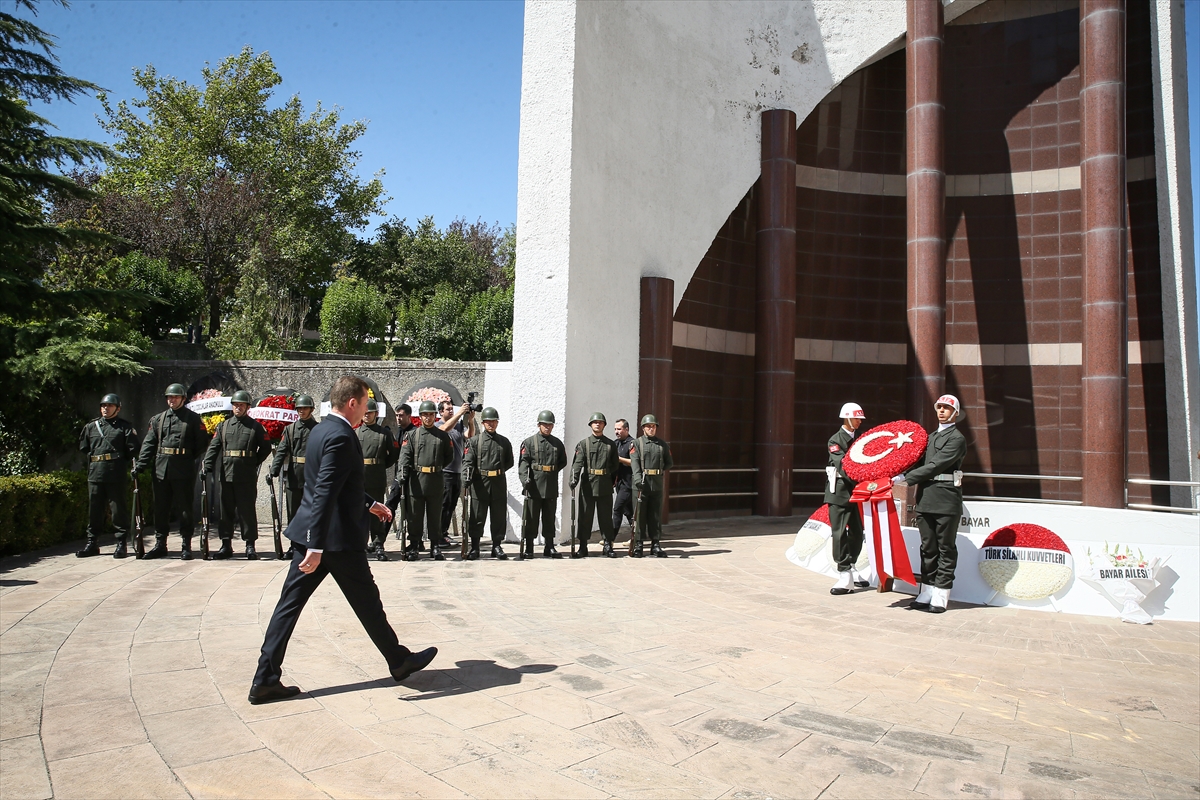Türkiye'nin üçüncü Cumhurbaşkanı Celal Bayar vefatının 39. yılında kabri başında anıldı