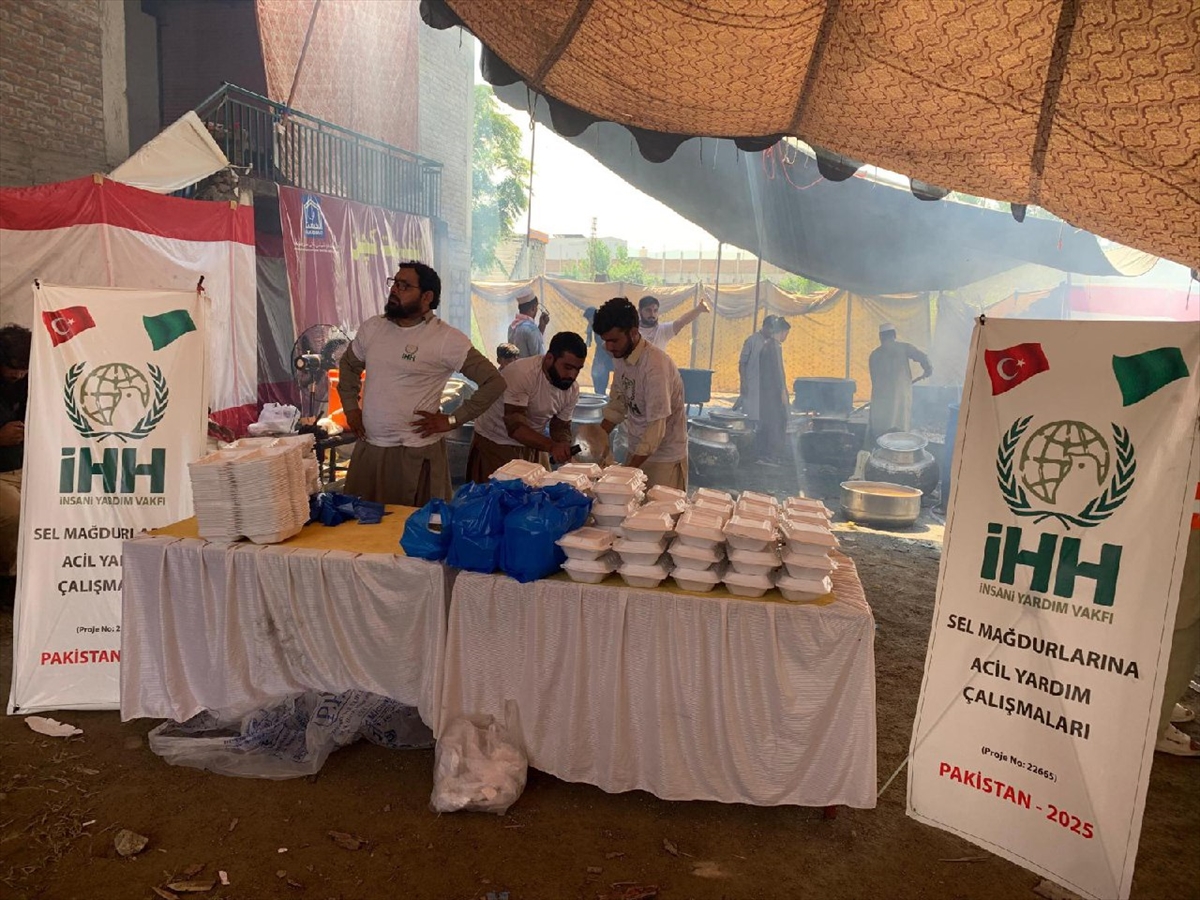 İHH'dan Pakistan'daki sel mağdurlarına yardım