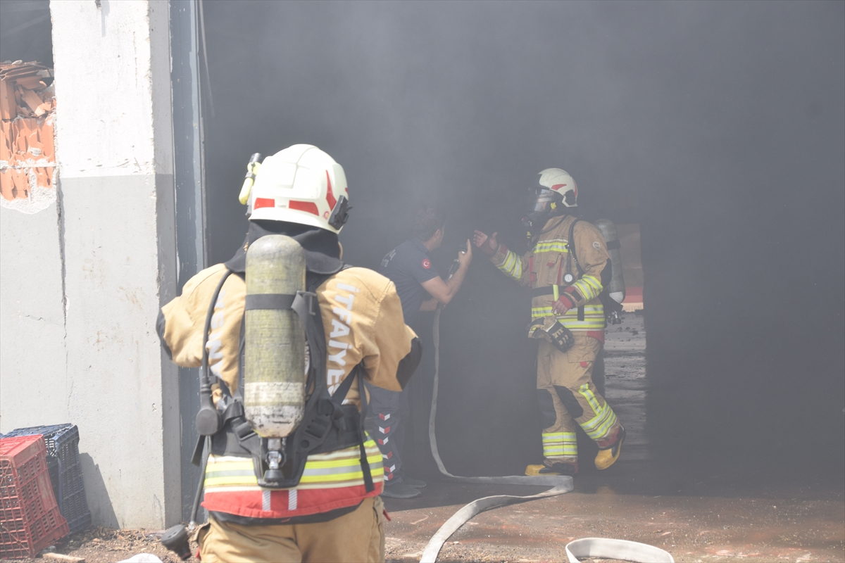 Manisa'da plastik kasaların bulunduğu depoda çıkan yangın söndürüldü