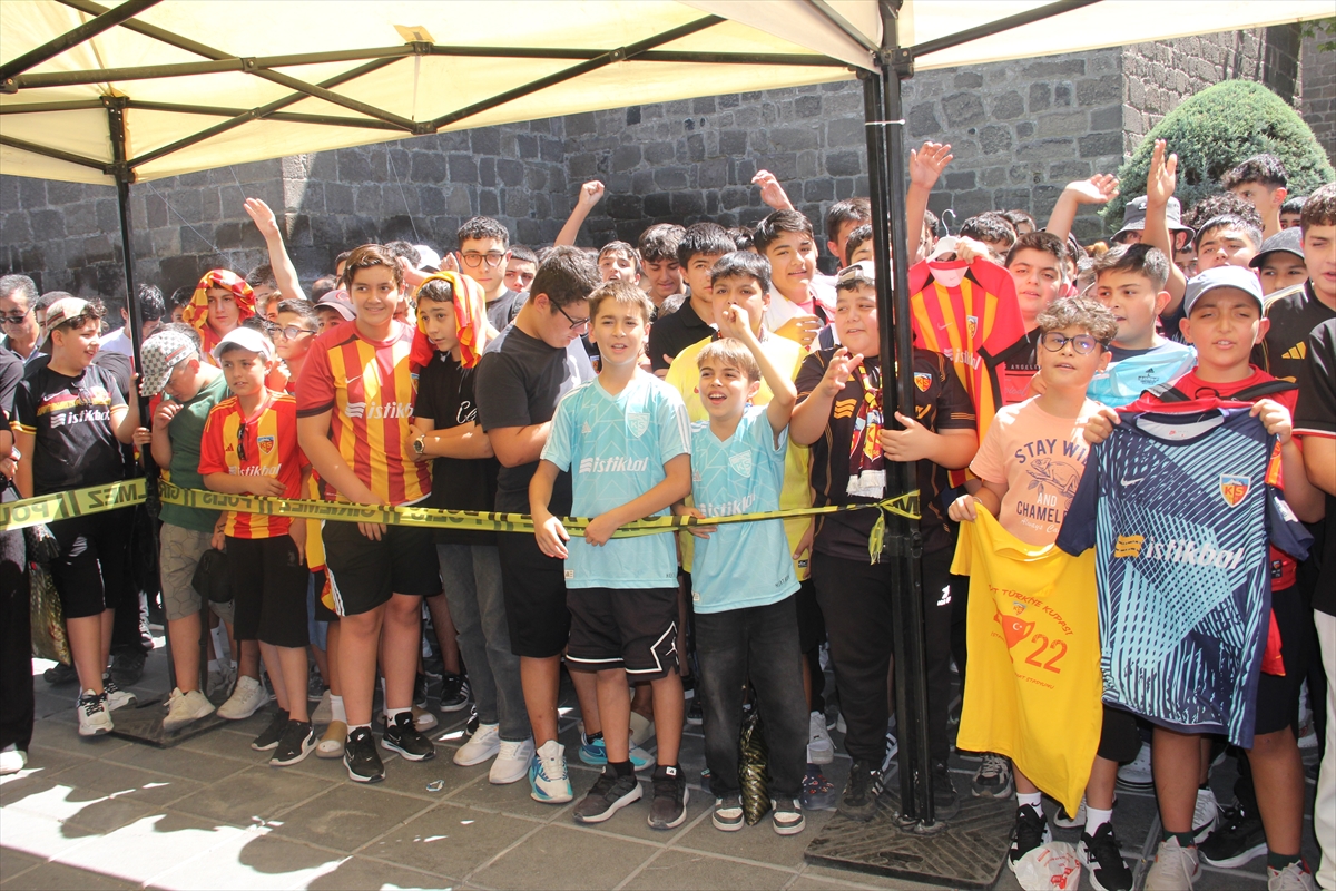 Kayserispor'da teknik direktör Gisdol ve futbolcular imza gününde taraftarlarla buluştu