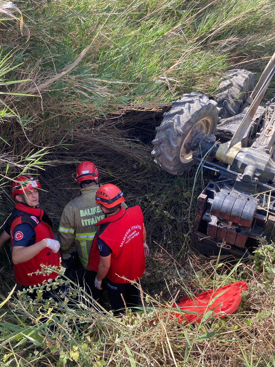 Balıkesir'de devrilen traktörün altında kalan sürücü öldü
