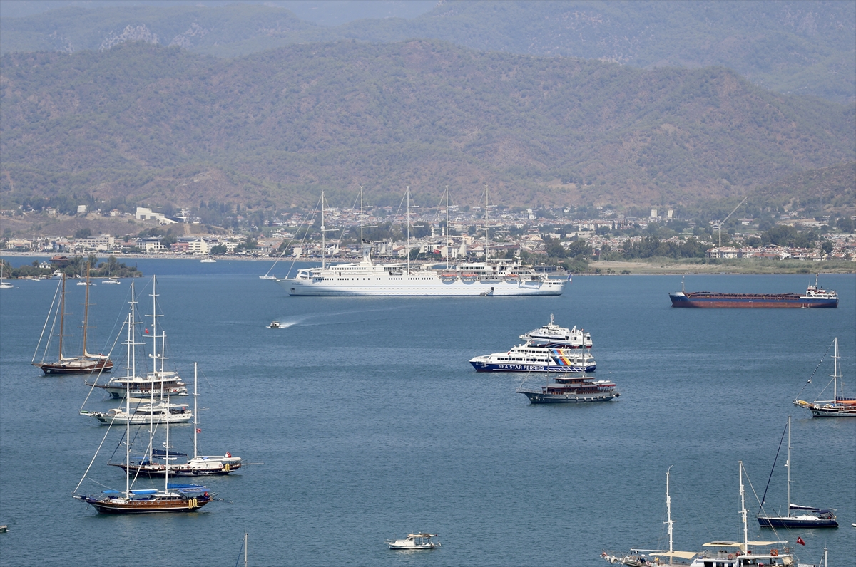 En büyük yelkenli yolcu gemilerinden "Club Med 2" Fethiye Körfezi’ne demirledi