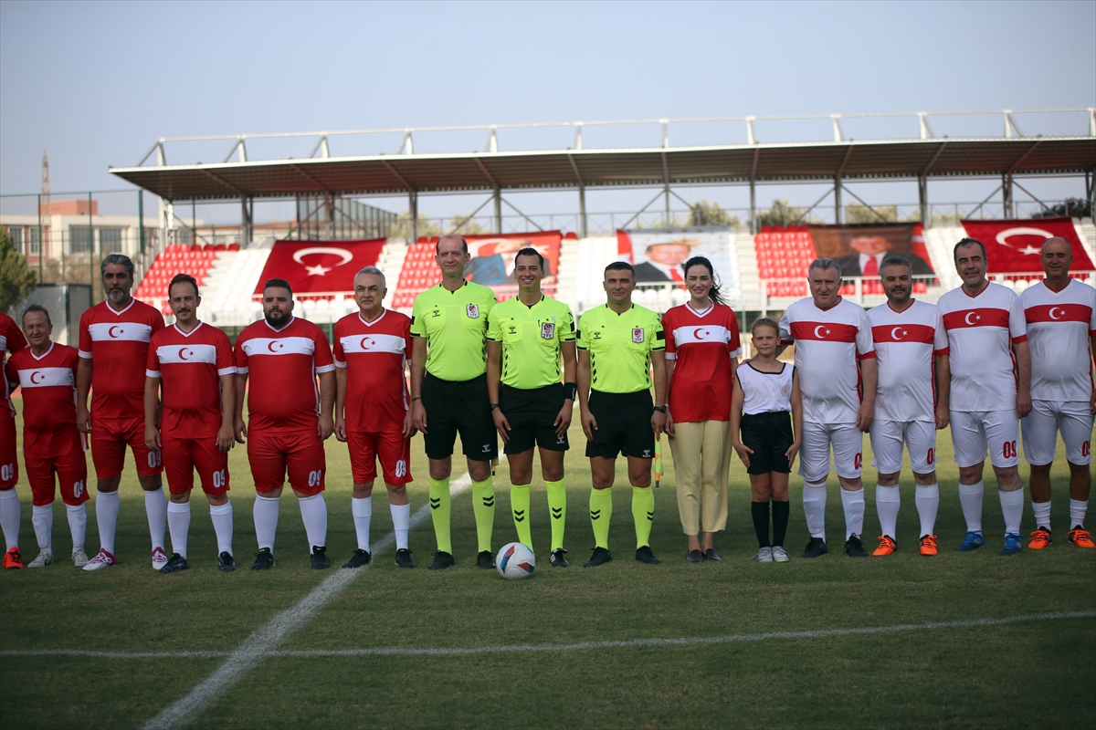 Gençlik ve Spor Bakanı Osman Aşkın Bak, Aydın'da gösteri maçında forma giydi