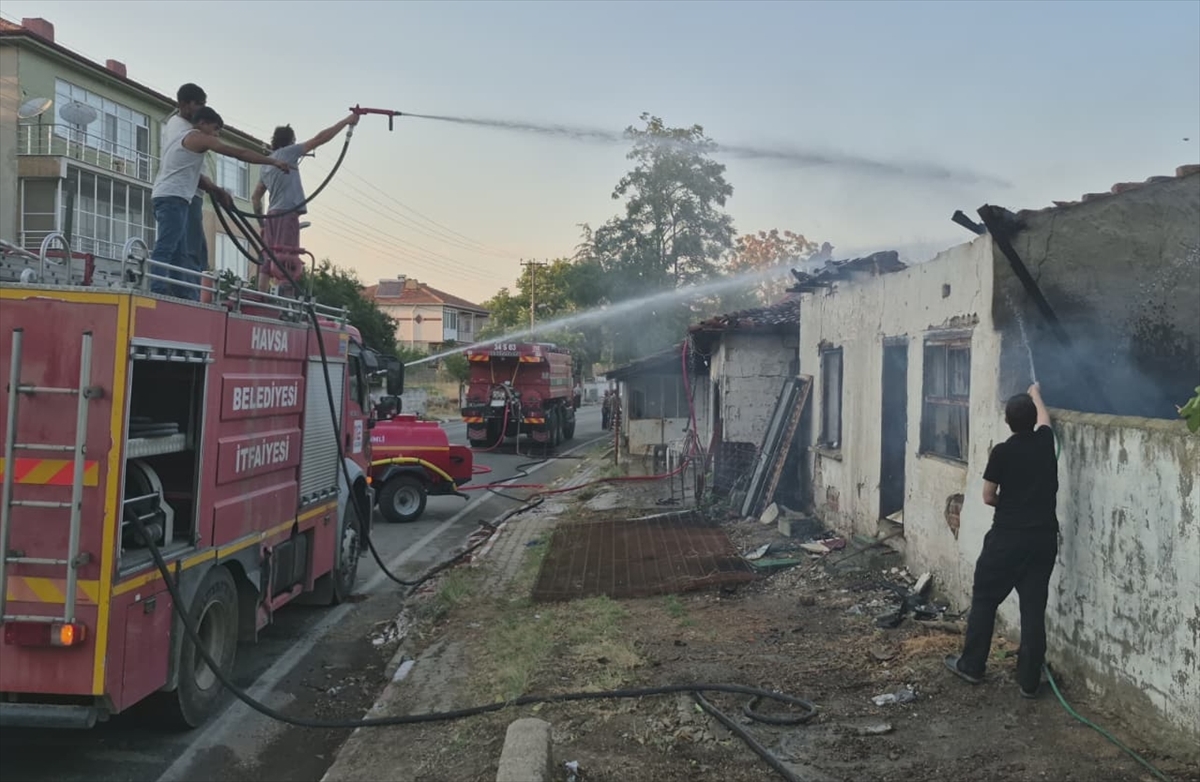 Edirne'deki yangında bir ev kullanılamaz hale geldi, yakınındaki 2 yapıda hasar oluştu