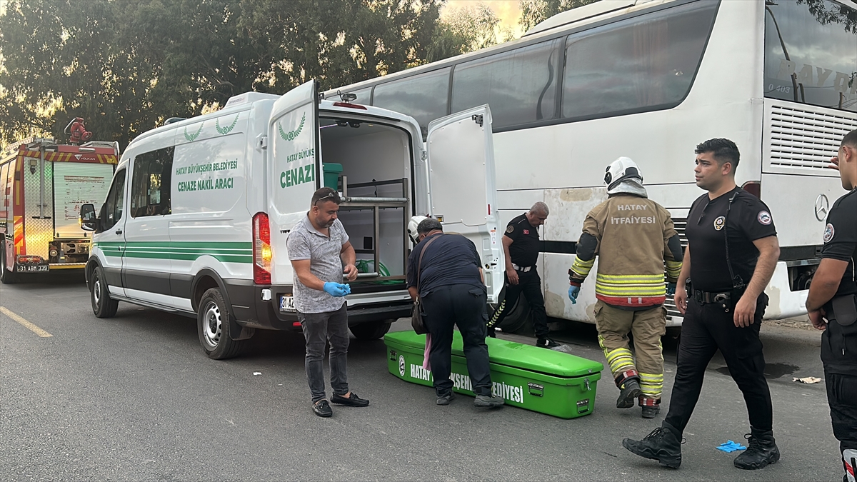 Hatay'da trafik kazasında otobüsün altına savrulan kişi öldü