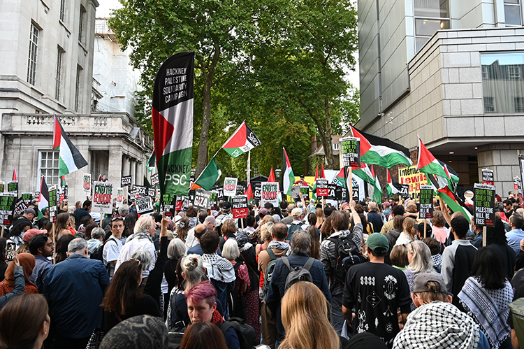 İsrail'in Londra Büyükelçiliği önünde Gazze'deki kıtlık protesto edildi