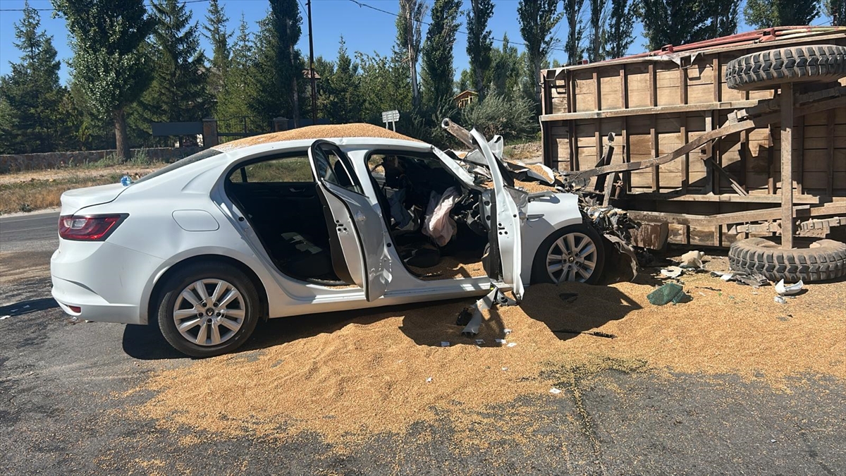 Sivas'ta otomobil ile traktör çarpıştı, 3 kişi yaralandı