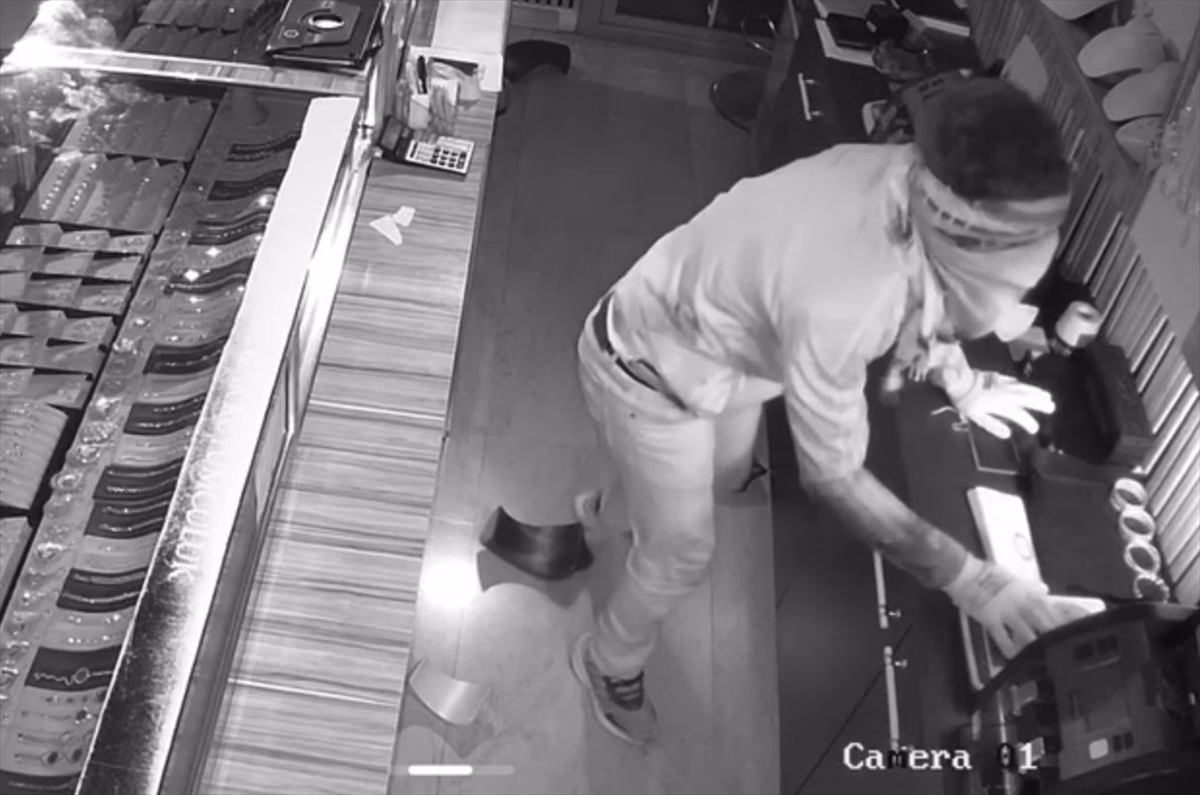 Bitlis'te duvarı delerek kuyumcudan altın çalan 5 şüpheli yakalandı