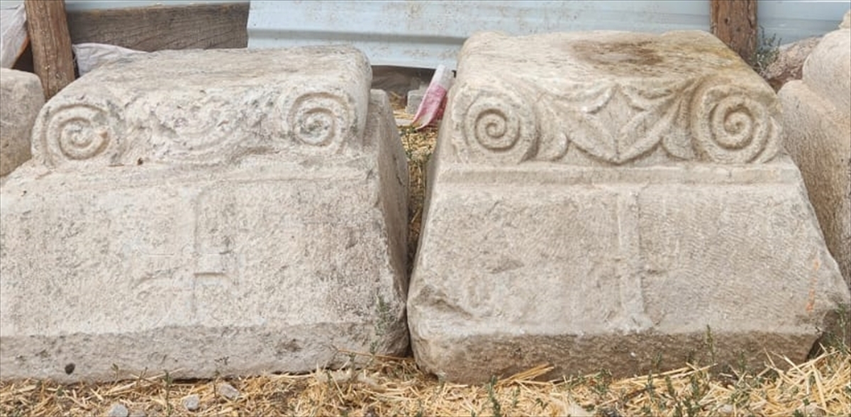 Kütahya'da Bizans dönemine ait olduğu değerlendirilen 4 mermer sütun başlığı ele geçirildi