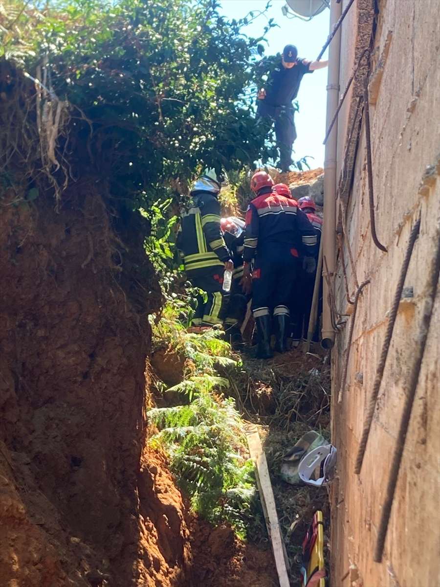 Trabzon'da toprak altında kalan işçi yaralandı