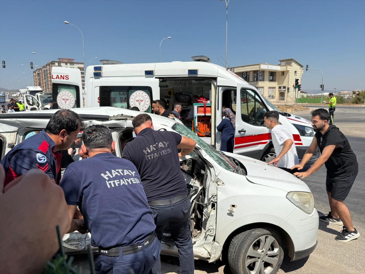 Hatay'da otomobil ile çekicinin çarpıştığı kazada 3 kişi öldü, 3 kişi yaralandı