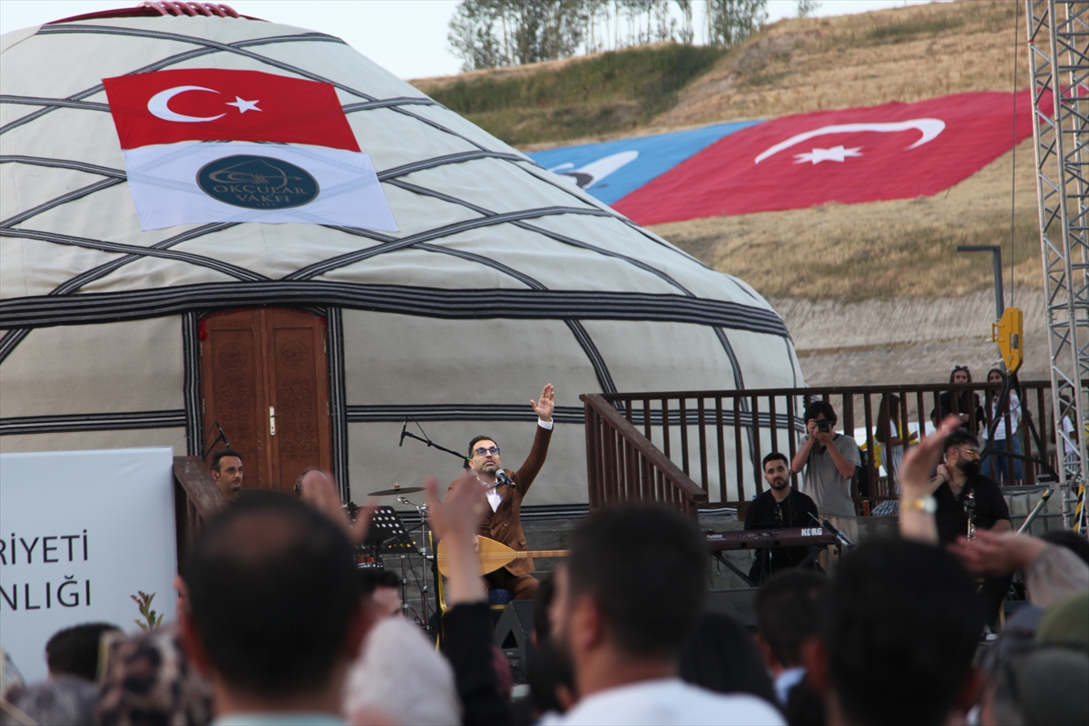 Türkücü İsmail Altunsaray, Malazgirt Zaferi kutlamaları kapsamında Ahlat'ta sahne aldı