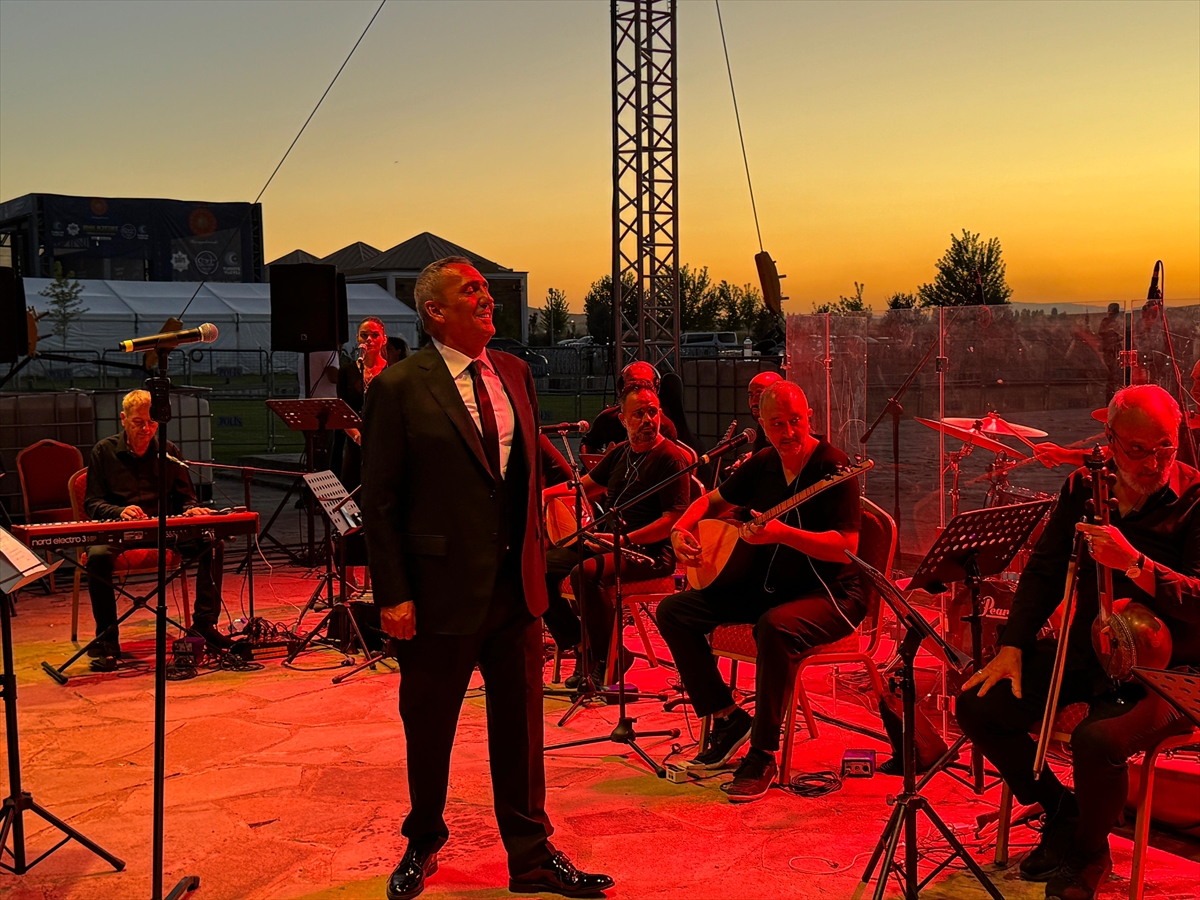 Yavuz Bingöl, Malazgirt Zaferi kutlamaları kapsamında Malazgirt'te sahne aldı