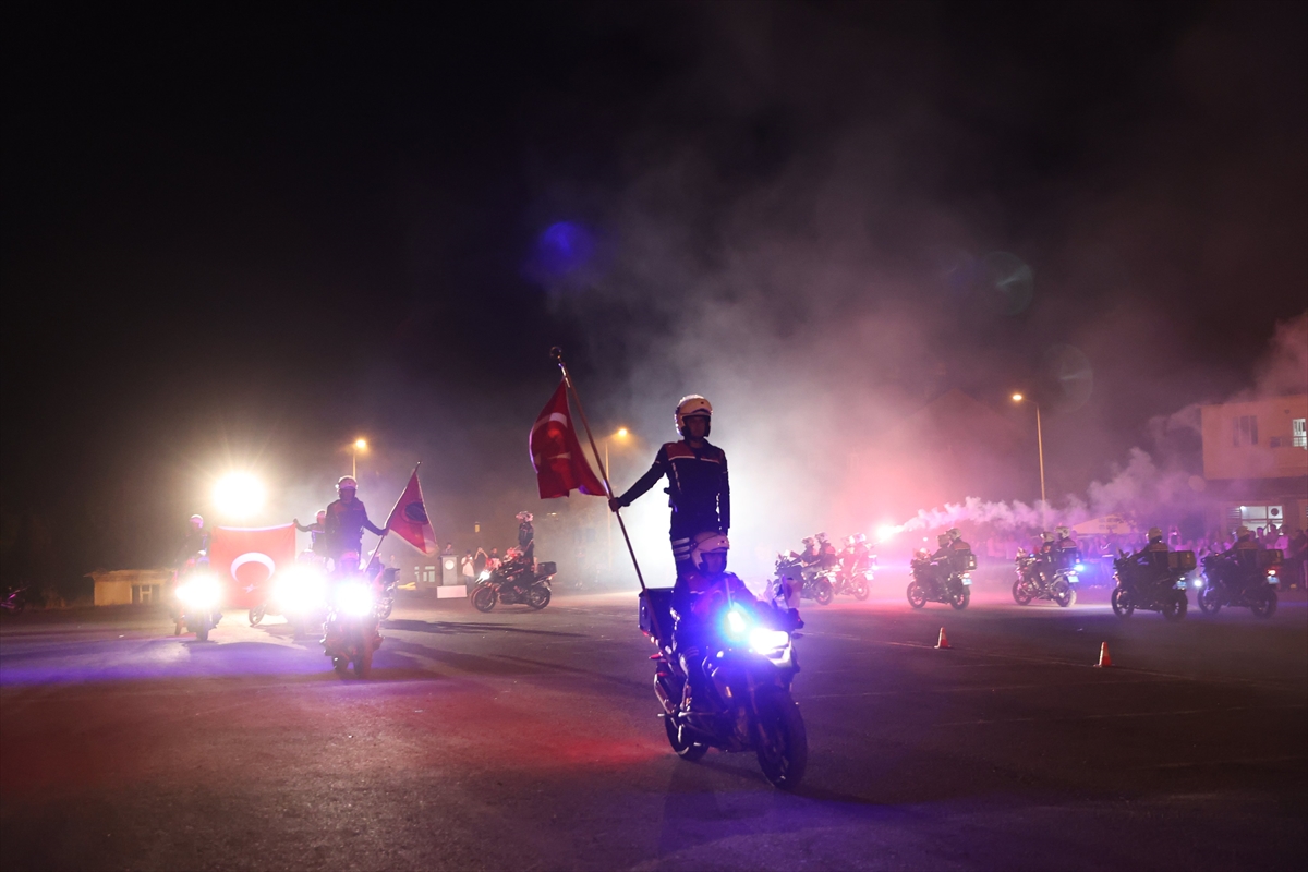 Muş'un Malazgirt ilçesinde Türk bayrağı ve meşalelerle fener alayı düzenlendi