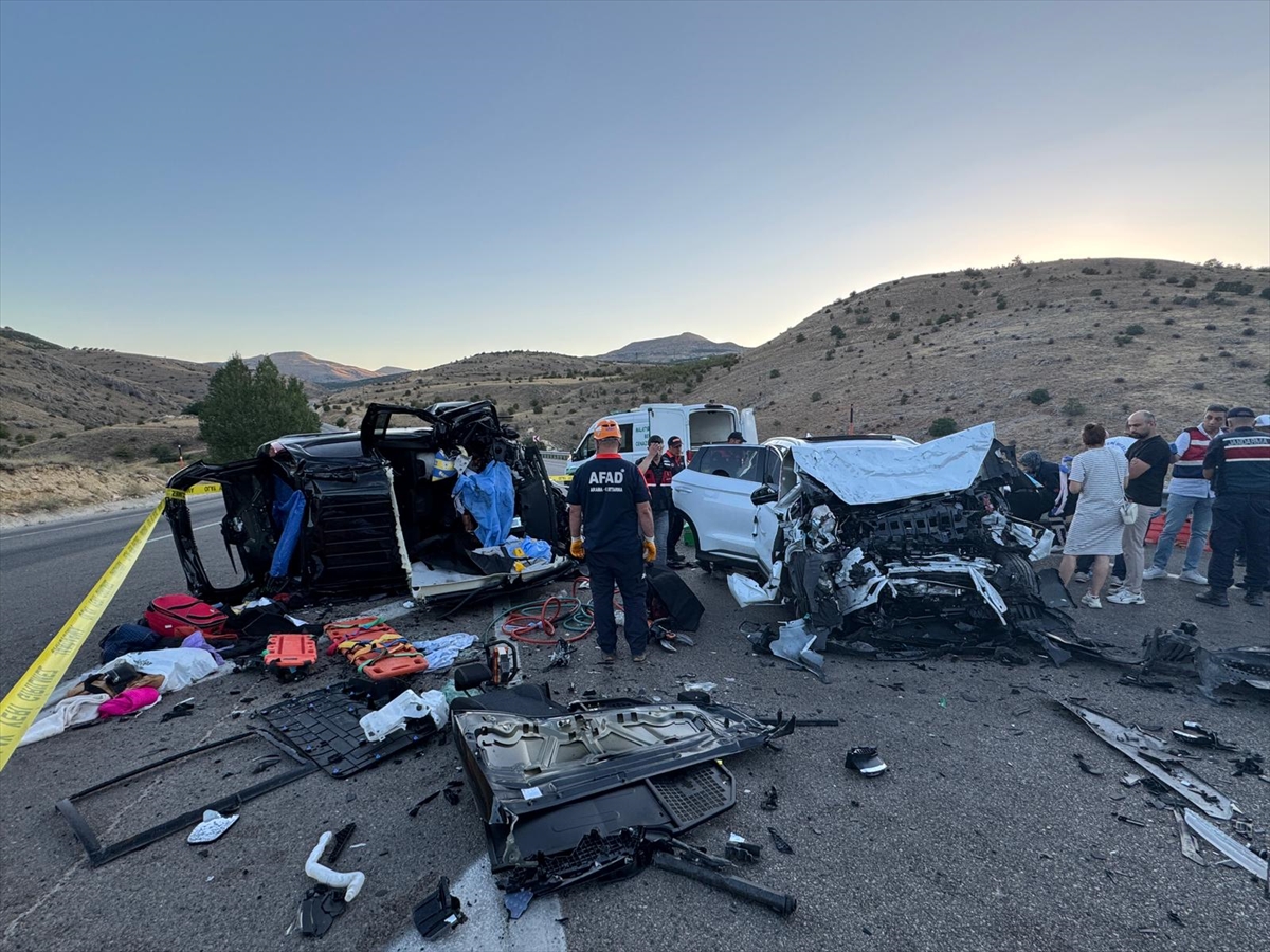 Malatya'da otomobil ile hafif ticari aracın çarpıştığı kazada 4 kişi öldü