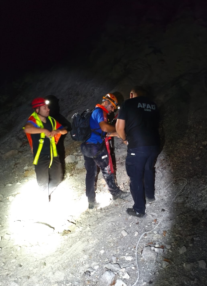 Kemalpaşa’da kayalıklarda mahsur kalan 3 kişiyi AFAD kurtardı.