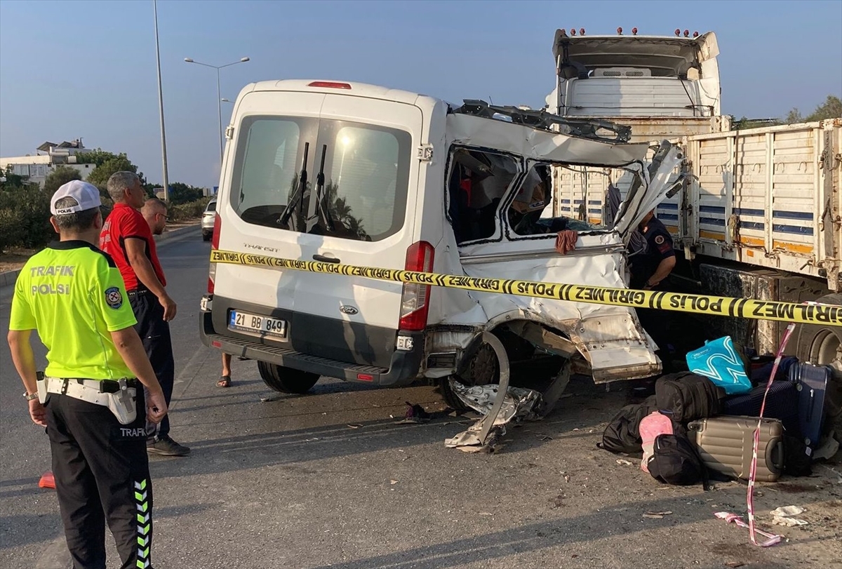 Mersin'de öğrencileri taşıyan minibüs tıra çarptı, 1'i çocuk 2 kişi öldü, 10 kişi yaralandı