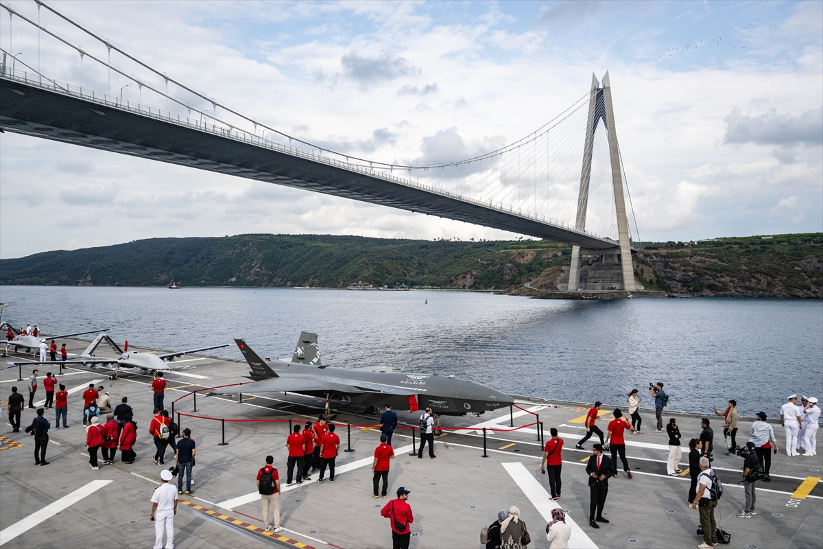 TCG Anadolu, İstanbul Boğaz'ındaki geçiş töreni için Sarayburnu'ndan ayrıldı