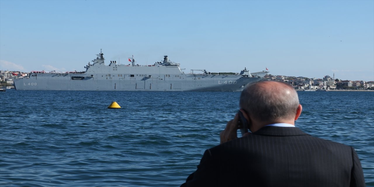 Cumhurbaşkanı Erdoğan, TEKNOFEST Mavi Vatan kapsamında İstanbul Boğazı’ndan geçen Türk donanmasının seçkin gemilerini selamladı