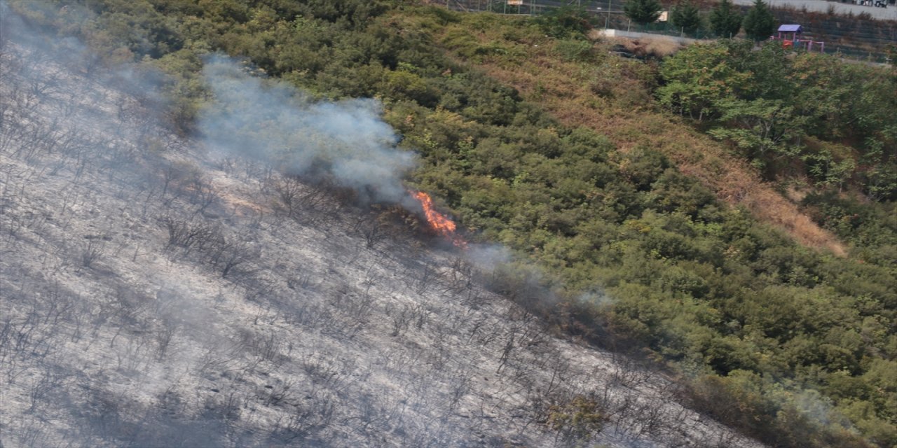 Kocaeli İzmit’te ağaçlık ve makilik alanda çıkan yangın, havadan ve karadan müdahaleyle söndürüldü