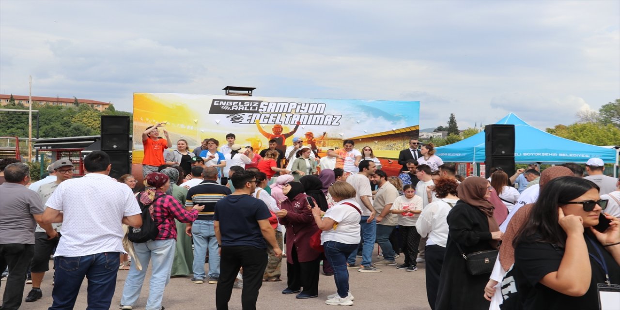 Kocaeli’de engelli çocuklar, TOSFED işbirliğiyle düzenlenen “Engelsiz Ralli” etkinliğinde yarış araçlarıyla heyecan yaşadı