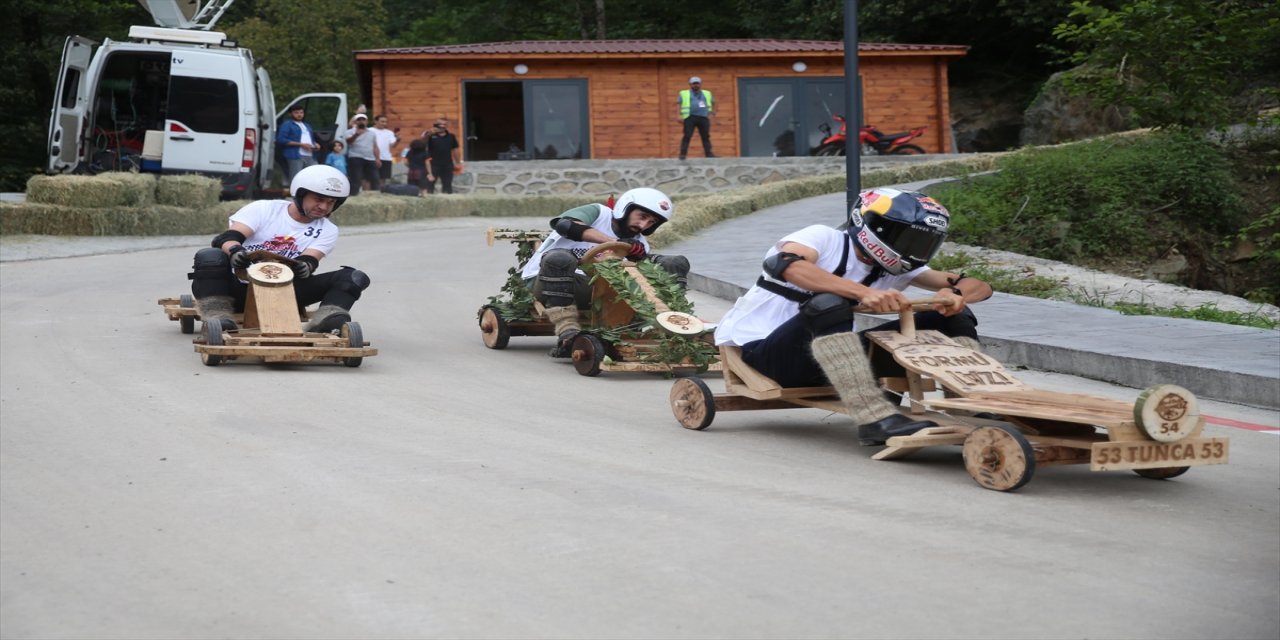 Rize Ardeşen’de 15. Red Bull Formulaz Tahta Araba Yarışları gerçekleştirildi, kadın ve erkek yarışmacılar kıyasıya mücadele etti