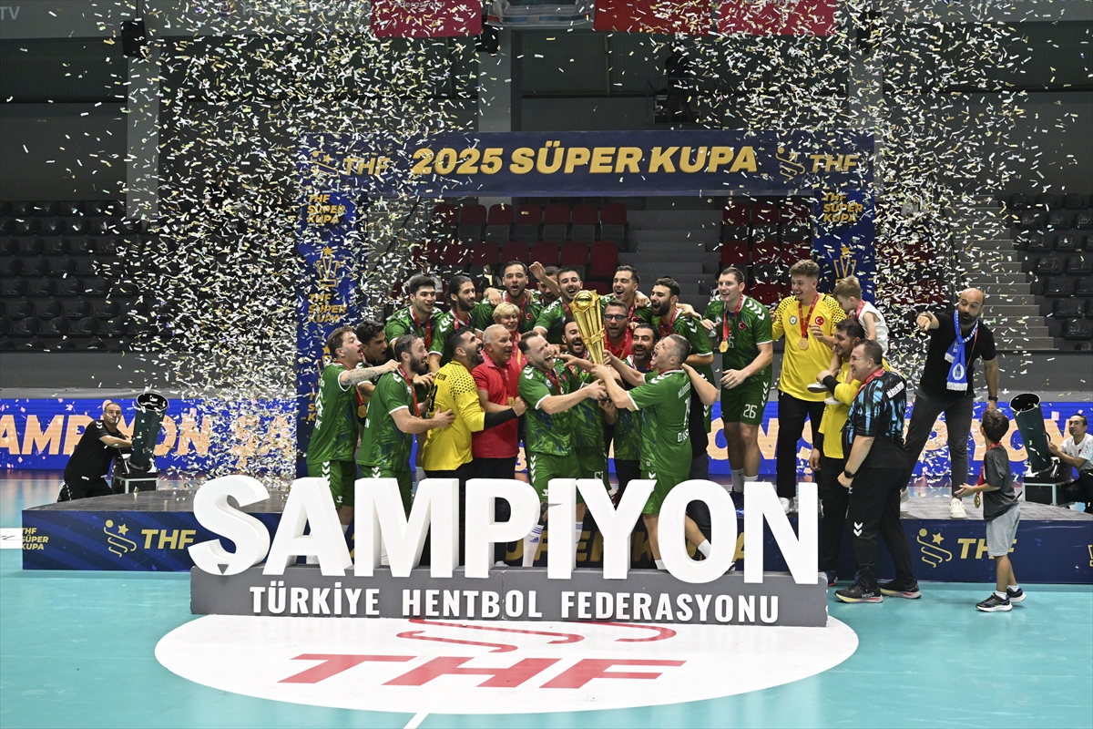 Hentbol Erkekler Süper Kupa'yı kazanan Nilüfer Belediyesi, kupasını aldı