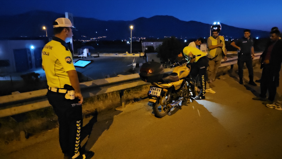 Erzincan'da motosikletin devrilmesi sonucu 4 kişi yaralandı