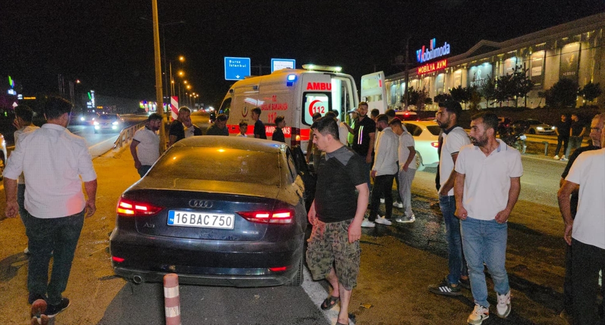 Bursa'da bariyere çarpan otomobilin sürücüsü ağır yaralandı