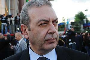 Osman Paksüt kösbetek çıktı