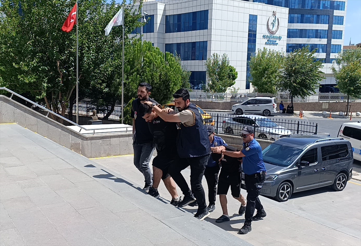 Gasbettikleri taksiyle kaza yapan iki şüpheli tutuklandı