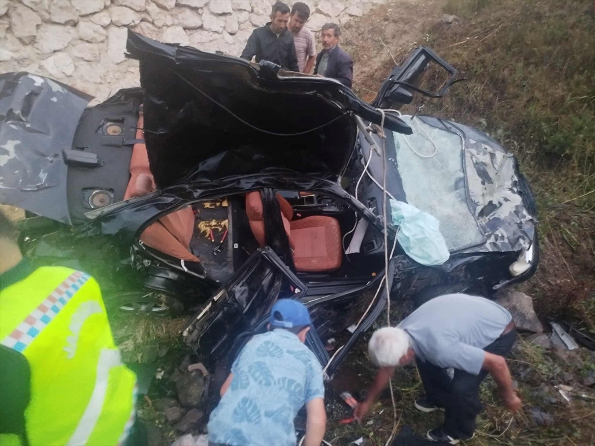 Tokat'ta devrilen otomobildeki 2 kişi öldü, 3 kişi yaralandı
