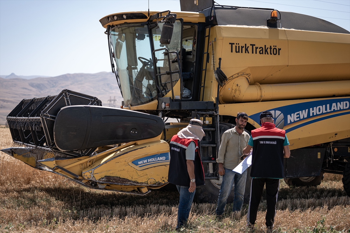Erzurum'da biçerdöverler, dane kaybını önlemek için denetleniyor