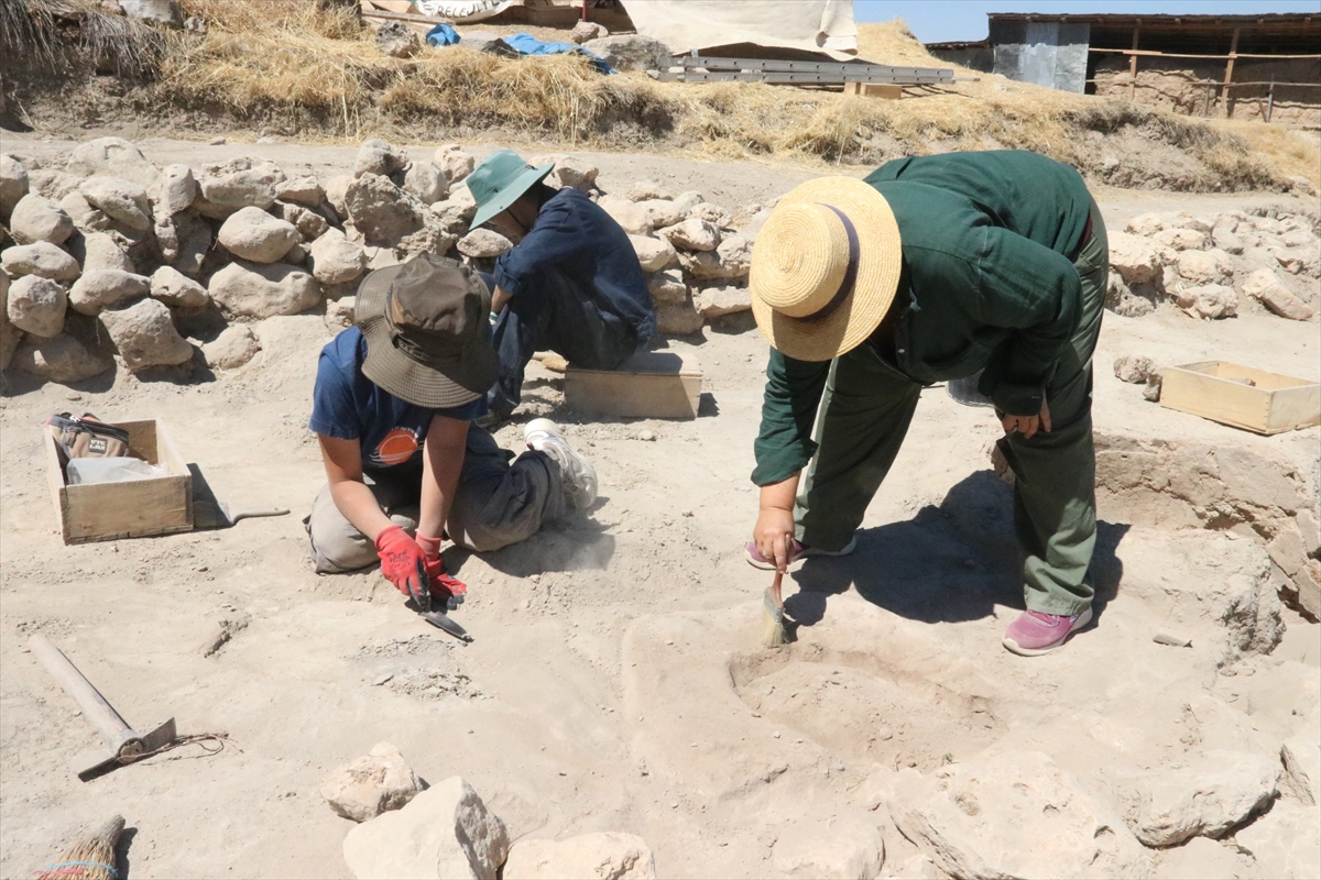 Depremde hasar alan Arslantepe Höyüğü'ndeki kale duvarları onarılıyor