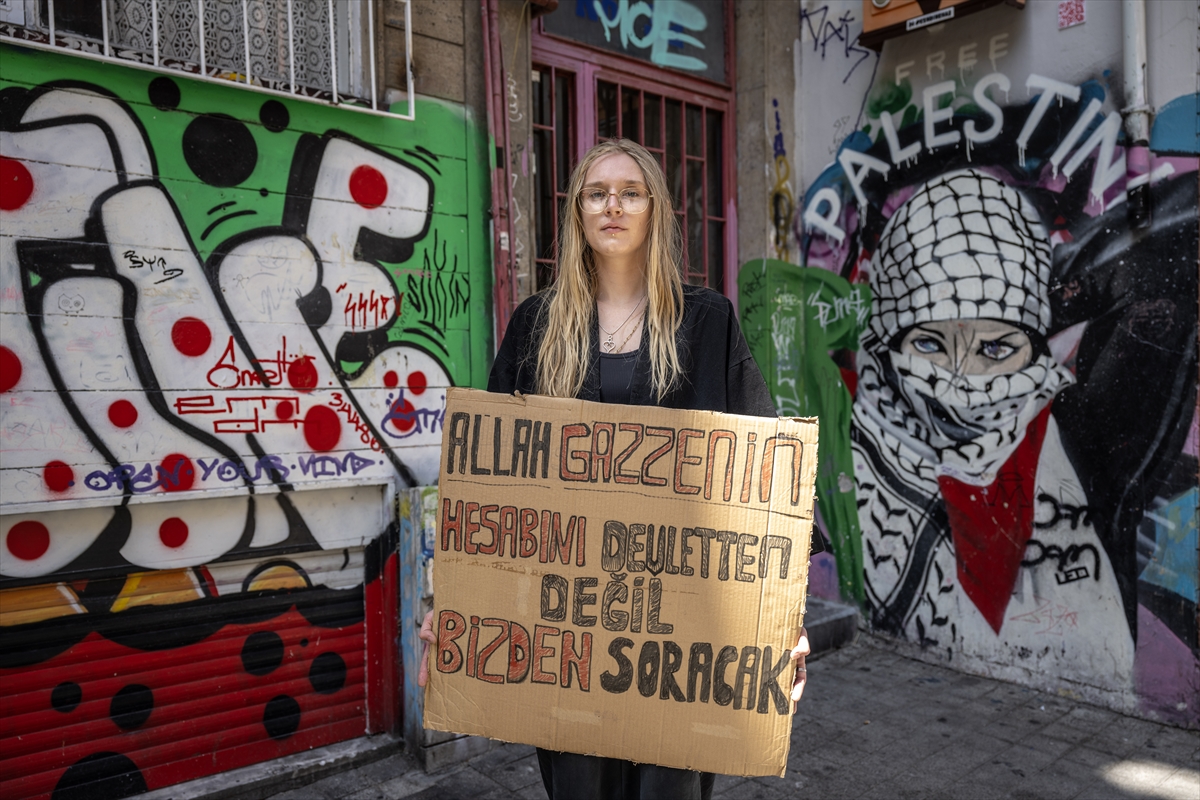 ABD'li aktivist Kadıköy'deki bireysel eylemle Gazze'nin sesi olmak istiyor