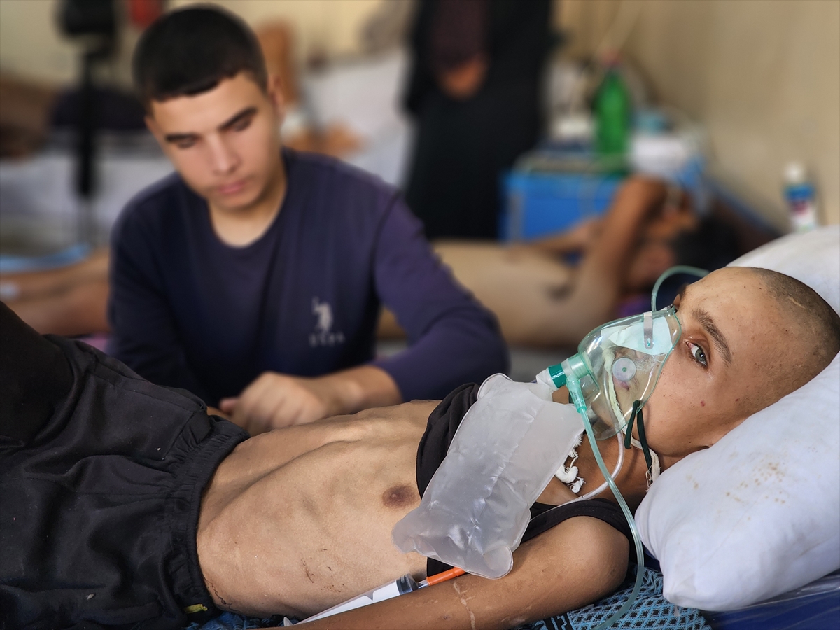 Gazze'de yardım almaya giderken başından vurularak felç kalan 16 yaşındaki Muhenned adeta "iskelete" dönüştü