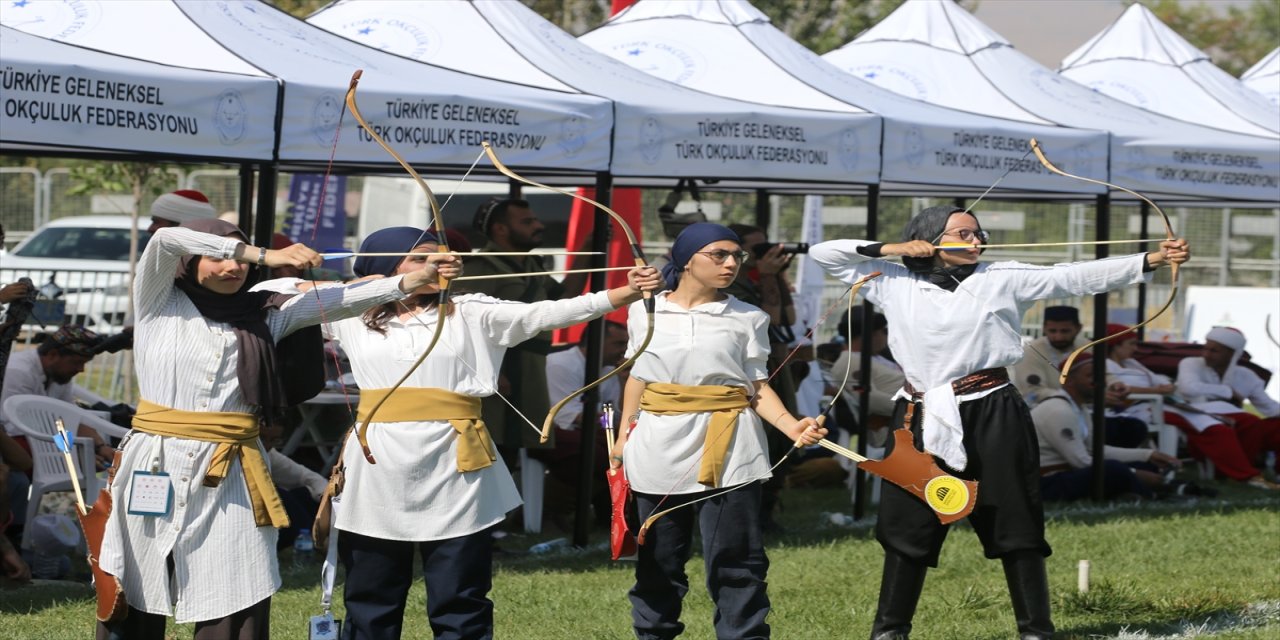 Malazgirt Zaferi'nin 954. yılı anısına 31 ilden 217 sporcu oklarını hedefe gönderdi